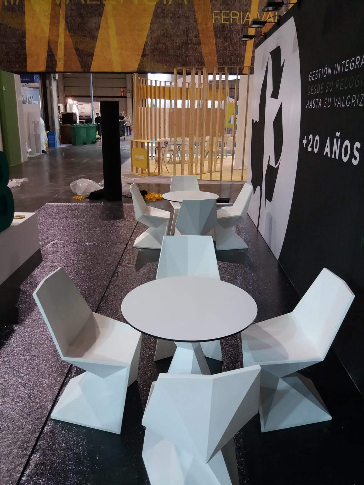 VERTEX MESA CON SILLAS