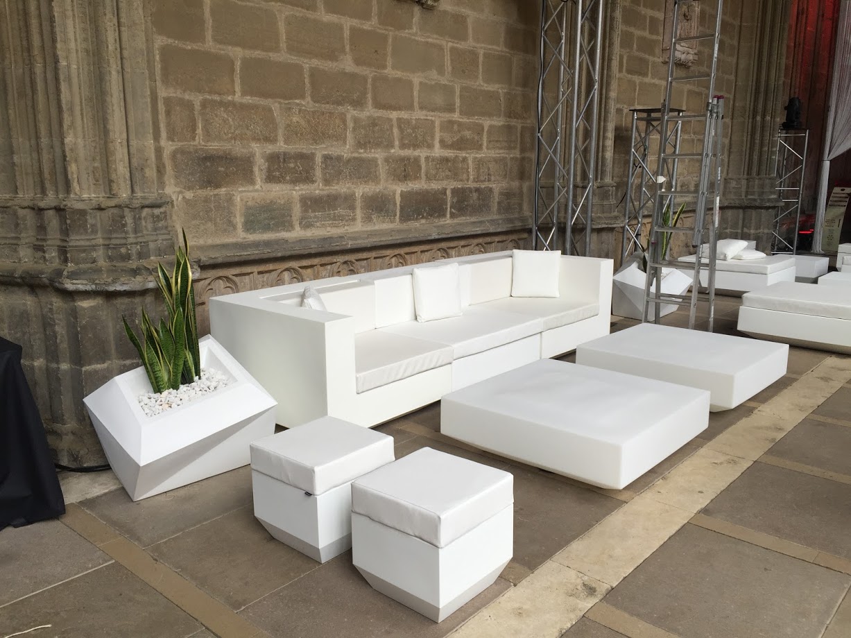 macetero-faz-bajo-sofa-mesa-puff-vela-min