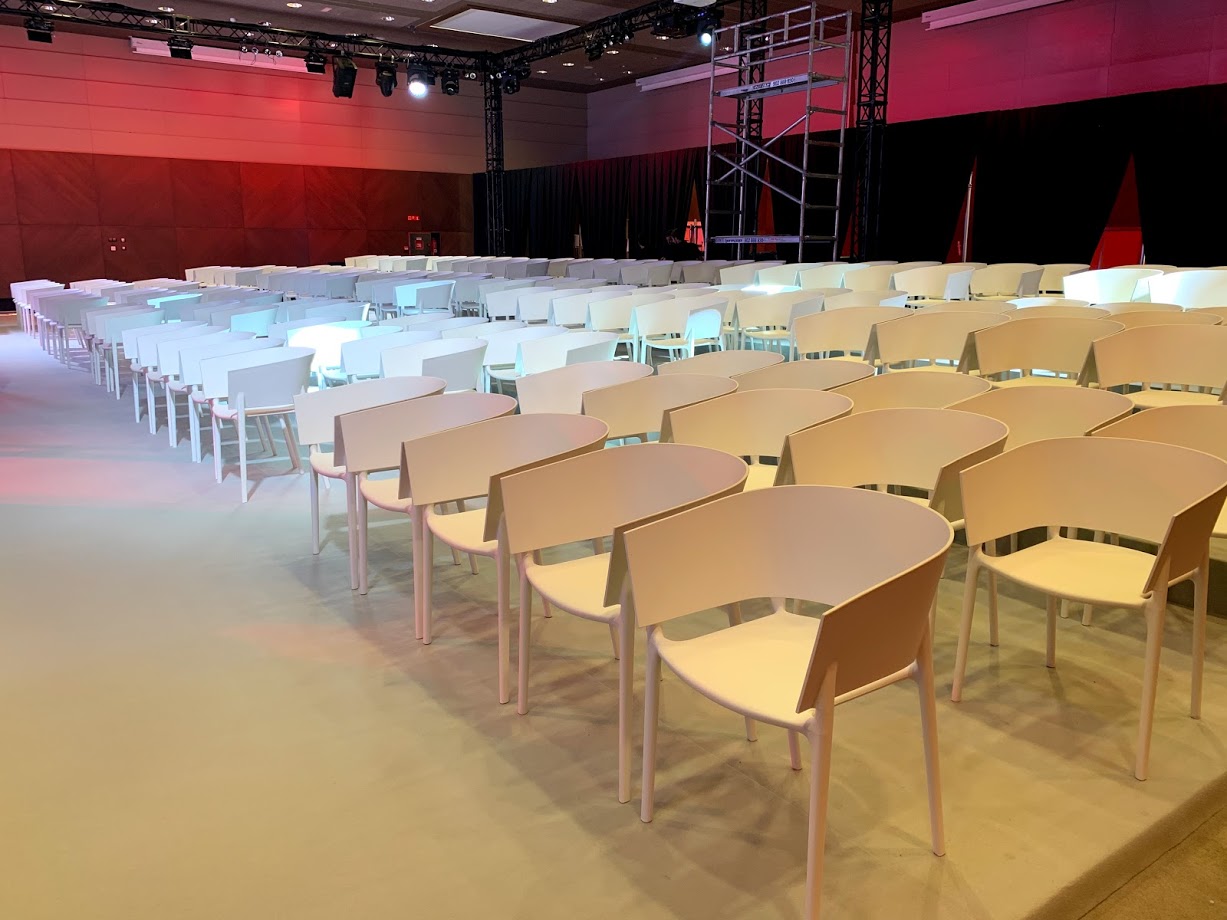 Alquiler de sillas en Valencia: mobiliario de diseño para cualquier evento