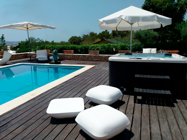 decoración jardín con piscina