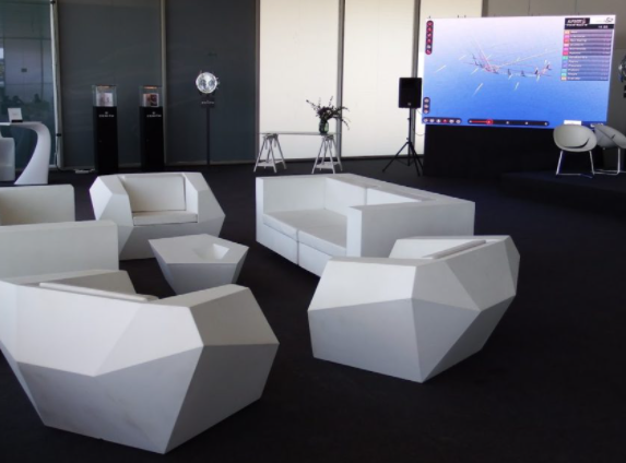 decoración de oficinas con sofás blancos