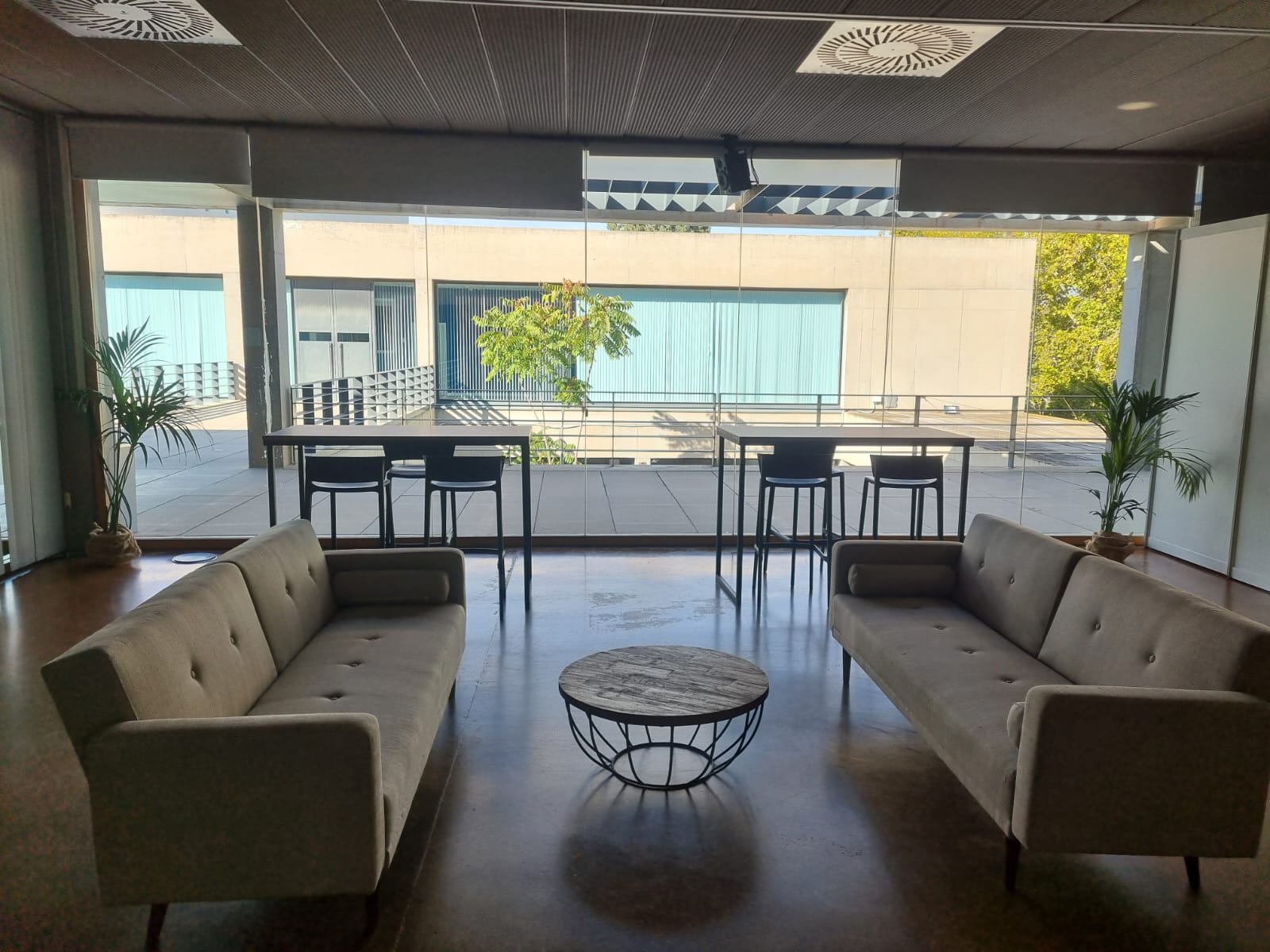 Estilos de sofás para eventos: del minimalista al clásico elegante