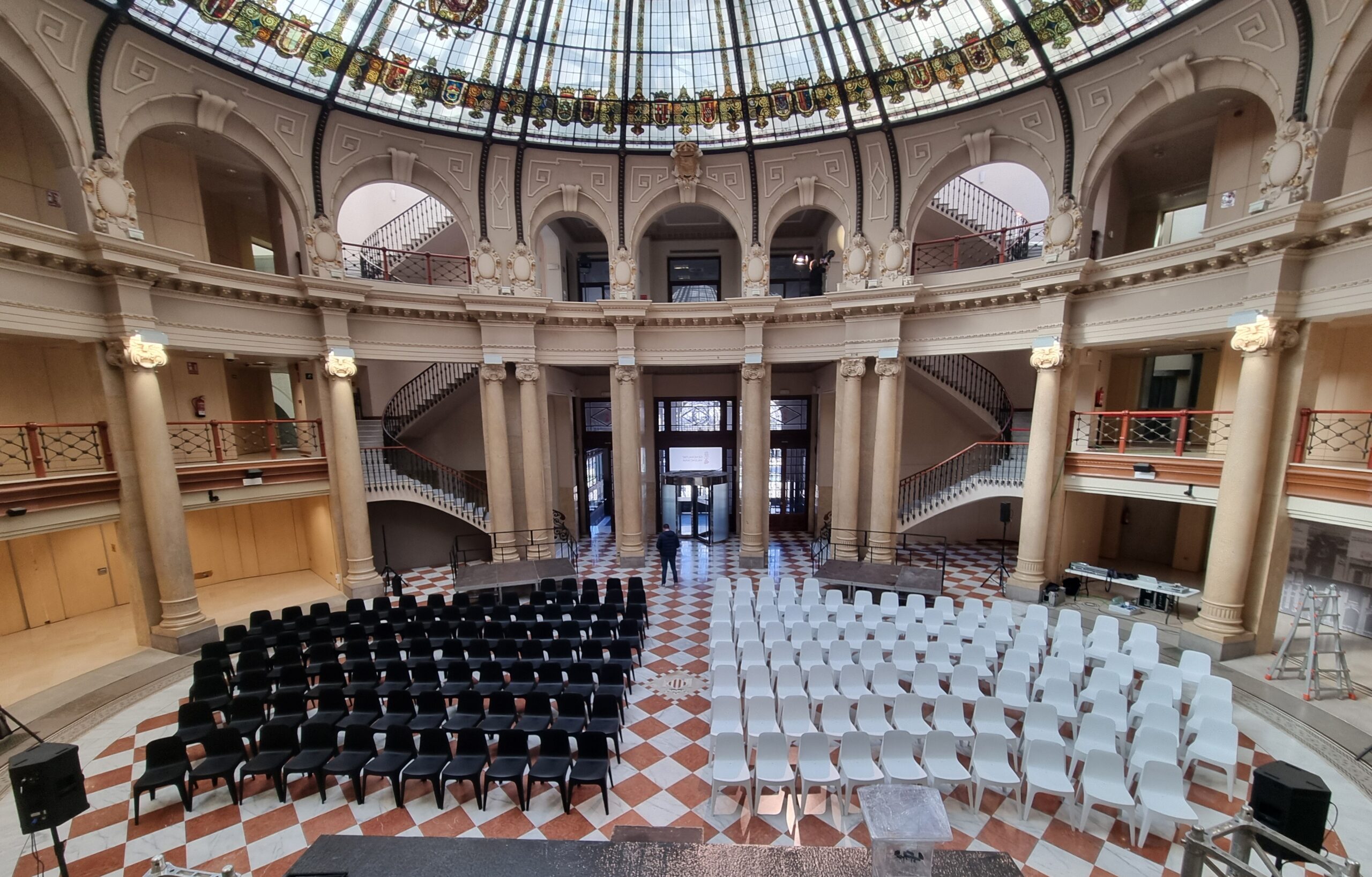 Cómo personalizar el mobiliario de tu congreso con branding corporativo